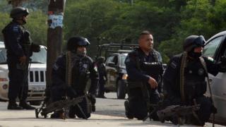 Policías intentan controlar la situación en la cárcel
