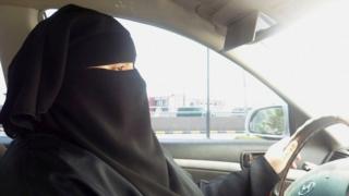 سيدة تقود سيارة في الرياض