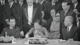 Bà Nguyễn Thị Bình ký văn bản Hiệp định Paris 1973 trong cương vị Bộ trưởng Ngoại giao CP CMLT Nam Việt Nam