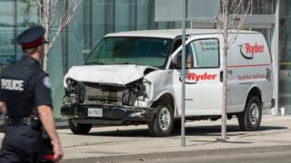 Van amassada usada para atropelar pessoas em Toronto