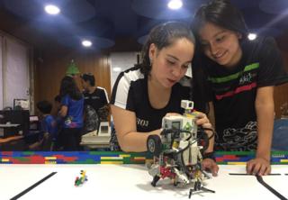Dos estudiantes de Robotecnia.