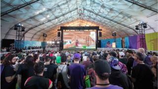 Seguidores de Fortnite viendo una competencia en TwitchCon, en el Centro de Convenciones de San José, California, en 2018.