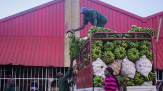 Abacuruza ibiribwa bemerewe gukomeza kazi kabo muri ibi bihe bidasanzwe mu Rwanda, aha ni ku isoko rya Kimironko i Kigali