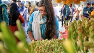 ঢাকার শাহবাগে ফুলের বাজারে গতকাল ফুল কিনছেন এক তরুণী।