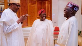 Aarẹ Muhammadu Buhari, Oloye Bisi Akande Akande ati Asiwaju Bọla Tinubu n sọrọ