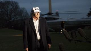Trump ayaa diidmadan la wadaagay saxafiyiinta markii uu Aqalka Cad dib ugu laabtay Axaddii