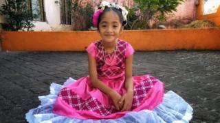 Niña con traje típico de Juchitán de Zaragoza, Oaxaca, México.