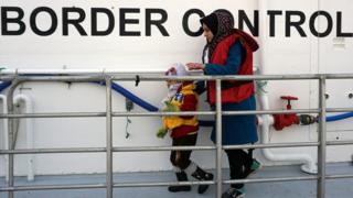 ギリシャに到着する移民の大半は海を渡ってくるが、一部は救助が必要なほど危険な状態の船に乗っている