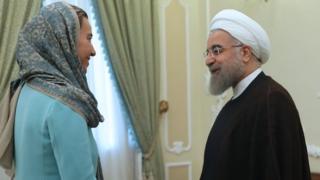 حسن روحانی، رئیس جمهوری ایران در این عکس در حال استقبال از فدریکا موگرینی، مسئول سیاست خارجه اتحادیه اروپاست