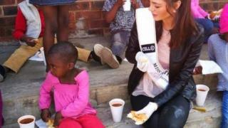 Nel-Peters en train de donner à manger à des enfants dans un orphélinat de Soweto.