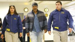 Mike Tyson custodiado por la policía de migraciones chilena. (Foto: PDI - Chile)