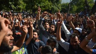 নিরাপত্তা বাহিনীর ছররা গুলিতে নিহত কিশোরের জানাজায় যোগদানকারীরা।