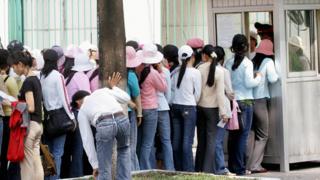Người xin visa tại Lãnh sự quán Hàn Quốc ở TPHCM hồi 2007 - ảnh chỉ có tính minh họa