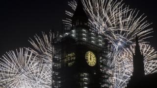 El Big Ben marca un minuto después de la media noche, en el año nuevo 2018