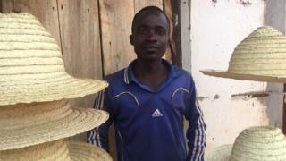 Meschak Kabura yigishije n'impunzi babana gukore izo nkofero mu vyatsi