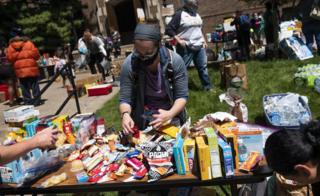 Die Menschen organisieren am 30. Mai 2020 Spenden in der Holy Trinity Lutheran Church in Minneapolis, Minnesota