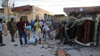 Mogadişu'da dün sabah bombalı bir araçla düzenlenen saldırı sonucu en az yedi kişi ölmüştü.