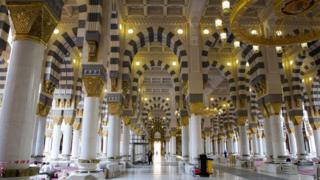  Masjid  Nabi Muhammad Nabawi di Madinah tempat suci yang 