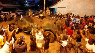 ガンビア首都に到着したECOWAS合同軍に歓声を上げる市民たち(22日)
