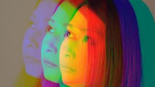 El rostro de una persona repetido en varios colores
