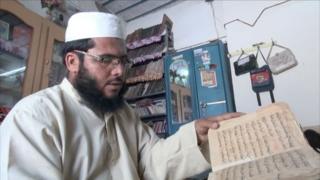 منتظم مولوي عبدالمومن وايي، په کتابتون کې یې د جنات په لاس لیکل شوی قران کریم هم خوندي دی.