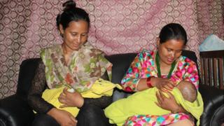स्तनपान गराउने आमा