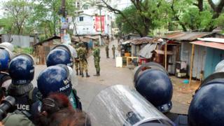 Бангладешская полиция и армейские коммандос принимают участие в операции по штурму экстремистского укрытия исламистов в Силхете 25 марта 2017 года.