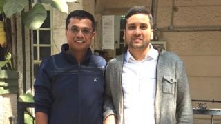कोरमंगला में अपने पहले दफ़्तर के बाहर खड़े सचिन और बिन्नी