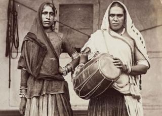 قضات هند خواجهها را با صفاتی نظیر مبدلپوش، گدا یا فاحشه غیرعادی توصیف میکردند
