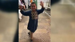5 yaşındaki Afgan çocuğun protez mutluluğu viral oldu