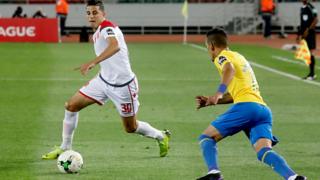 Mohammed Nahiri (G) de Wydad Athletic Club (WAC) face à Leandro Sirino (D) de Sundowns au match aller au Maroc.
