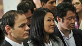 Keiko Fujimori entre o marido e o irmão, Kenji