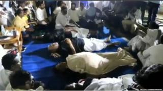 पुडुचेरी राज निवास के बाहर में धरना