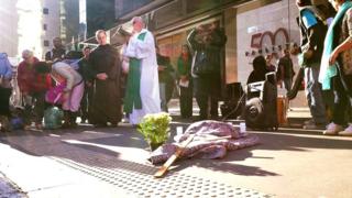 Ato em homenagem aos moradores de rua que morreram em meio à onda de frio na avenida Paulista, em São Paulo