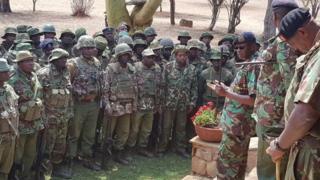 Joseph Boinnet (i buryo yambaye amarori yirabura), umukuru w'igipolisi ca Kenya