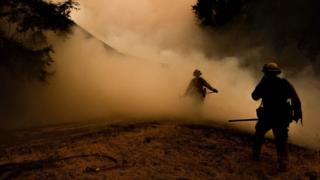 Пожарные сообщают о некотором прогрессе в комплексе Мендосино Огонь