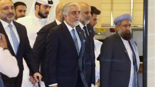Глава Большого совета мира Афганистана Абдулла Абдулла (в центре) прибывает на открытие мирных переговоров между афганским правительством и талибами в Дохе, Катар, 12 сентября 2020 г.