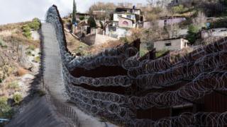 يفصل جدار حدودي بين منطقة نوغاليس في أريزونا وولاية سونورا المكسيكية