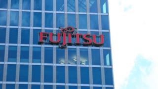 Le Logo De La Multinationale Japonaise D'Équipement Et De Services Informatiques Fujitsu Est Visible Sur Un Gratte-Ciel À Munich.