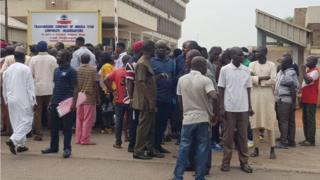 Awọn oṣiṣẹ TUC niwaju ileeṣẹ TCN ni ọjọ aje