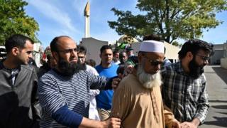Dad aad u yar ayaa maanta loo oggolaaaday in ay dib ugu laabtaan Masaajidka Al Noor