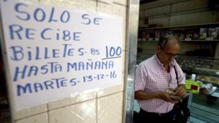 Un cartel que advierte sobre la aceptación limitada de billetes de 100
