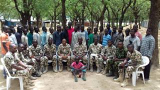 Abagwanyi ba Boko Haram bishikanye, bahagaze inyuma y'abasirikare ba Nigeria