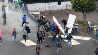 Hinchas enfrentándose a los fieles de El Aposento Alto
