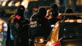ブリュッセル近くのモレンビークで対テロ作戦に参加したベルギー警察の特殊部隊(22日)