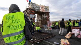 Демонстранты Gilets jaunes блокируют дорогу, ведущую к нефтебазе Фронтиньян на юге Франции 3 декабря 2018 года