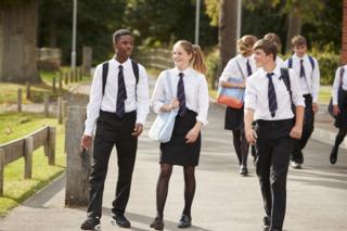 Jovens de uniforme