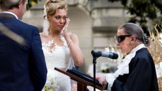 Alyson Cambridge wischt eine Träne weg, als Richterin Ruth Bader Ginsburg am 30. Mai 2015 ihre Hochzeit mit Timothy Eloe im Garten des Anderson House in Washington DC amtiert