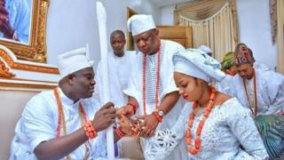 Wọ́n fa ayaba Naomi lé Ọ̀ọ̀nirìṣà lọ́wọ́