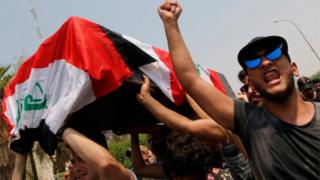 تشييع جثمان أحد قتلى الاحتجاجات في البصرة